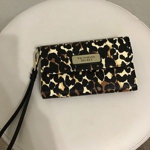 Vs wristlet for phone n credit cards